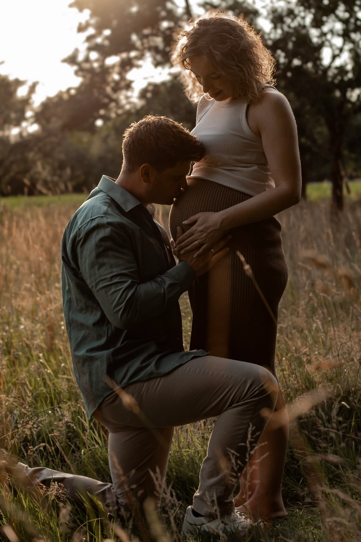 Babybauch-Shooting – inniger Moment der Vorfreude