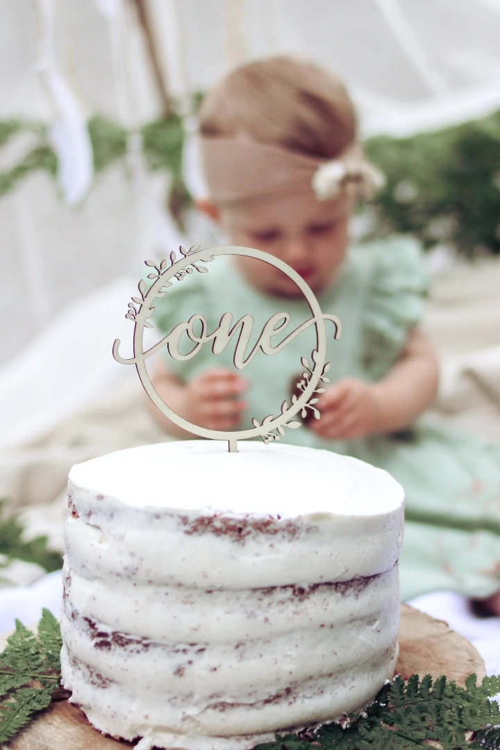 Baby 1 Jahr mit Kuchen