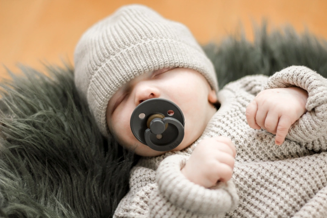 Neugeborenes Baby – erste Lebenstage