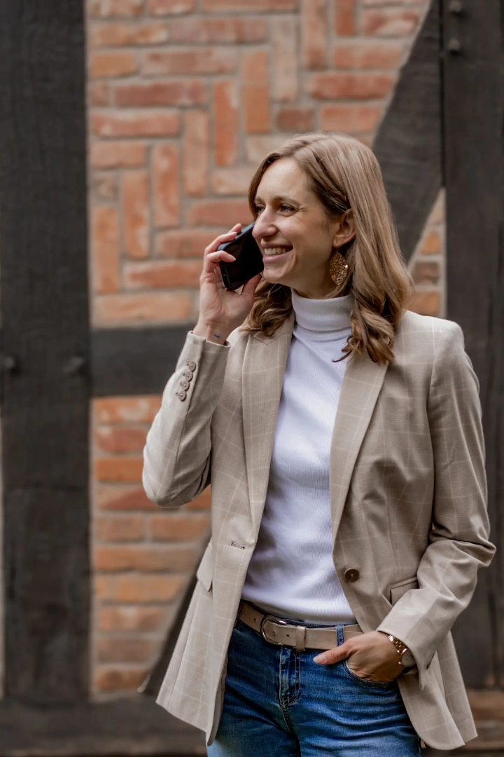 Unternehmerin beim Telefonat – Business-Fotografie