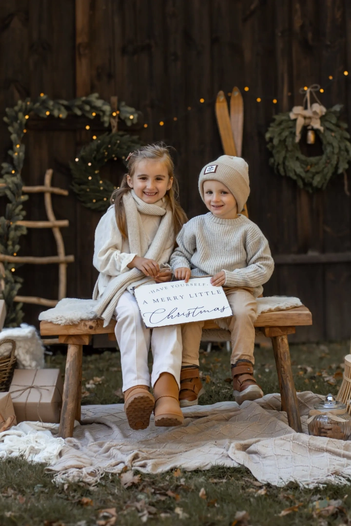 Geschwister auf einer Bank – Familienfotografie