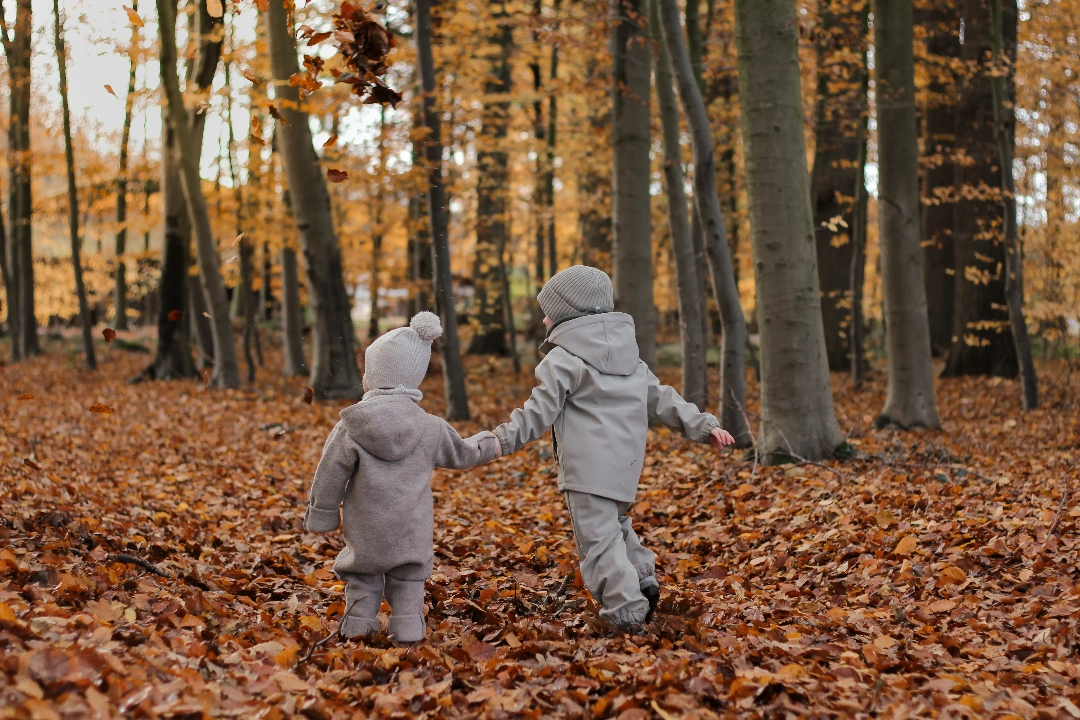 Kinder beim Spaziergang in der Natur